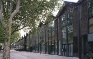 Les centres commerciaux s’invitent dans des friches industrielles, immeubles