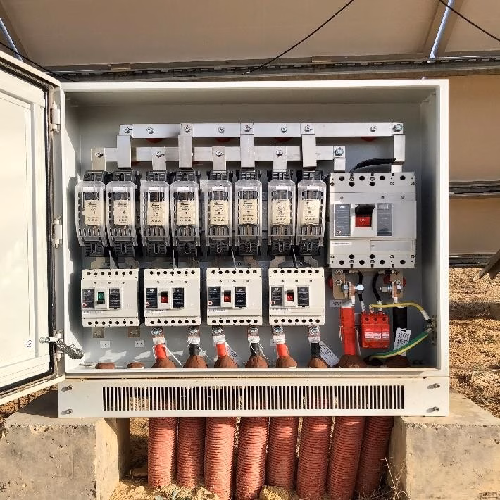 Centrale photovoltaïque Oued El Kebrit avec panneaux solaires alignés sous un ciel dégagé