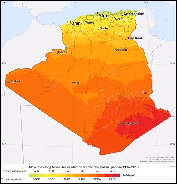 Panneaux solaires photovoltaïques sur toiture, convertissant la lumière en électricité.