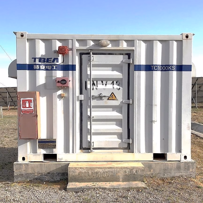 Centrale photovoltaïque Oued El Kebrit avec panneaux solaires alignés sous un ciel dégagé.