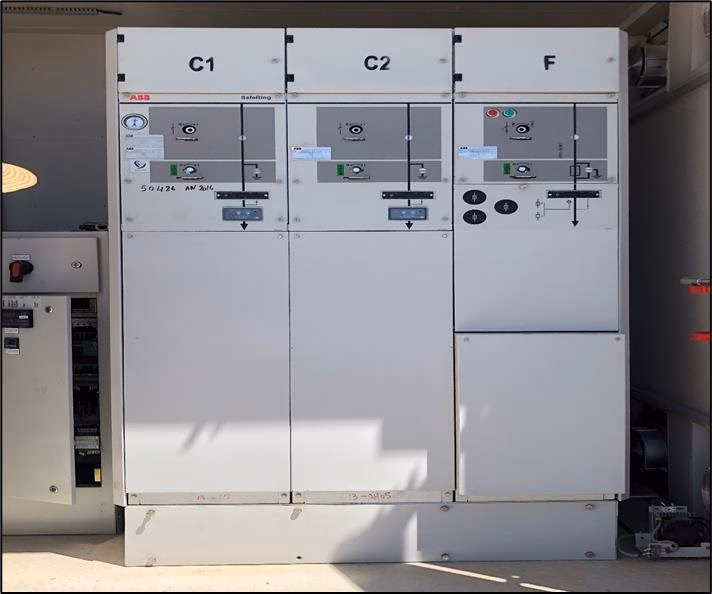 Centrale photovoltaïque Oued El Kebrit avec panneaux solaires alignés sous un ciel dégagé.