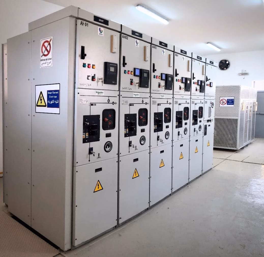 Centrale photovoltaïque Oued El Kebrit avec panneaux solaires alignés sous un ciel dégagé