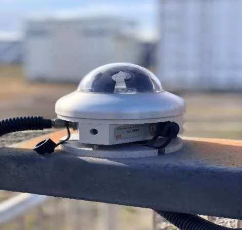 Centrale photovoltaïque Oued El Kebrit avec panneaux solaires alignés sous un ciel dégagé.
