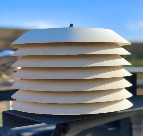 Centrale photovoltaïque Oued El Kebrit avec panneaux solaires alignés sous un ciel dégagé.