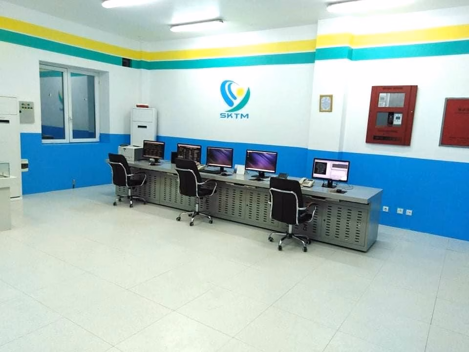 Centrale photovoltaïque Oued El Kebrit avec panneaux solaires alignés sous un ciel dégagé.