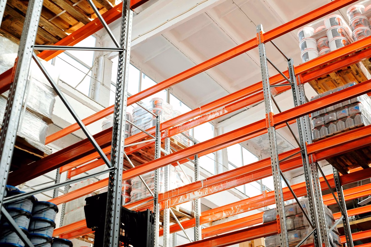 Camion de livraison dans un entrepôt logistique pendant un stage