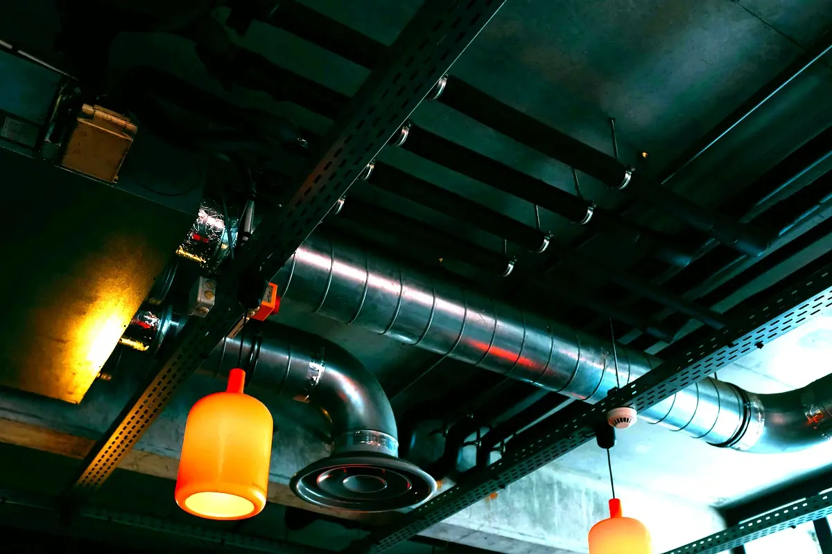 Stratégies de mise en œuvre pour un micro-système hybride