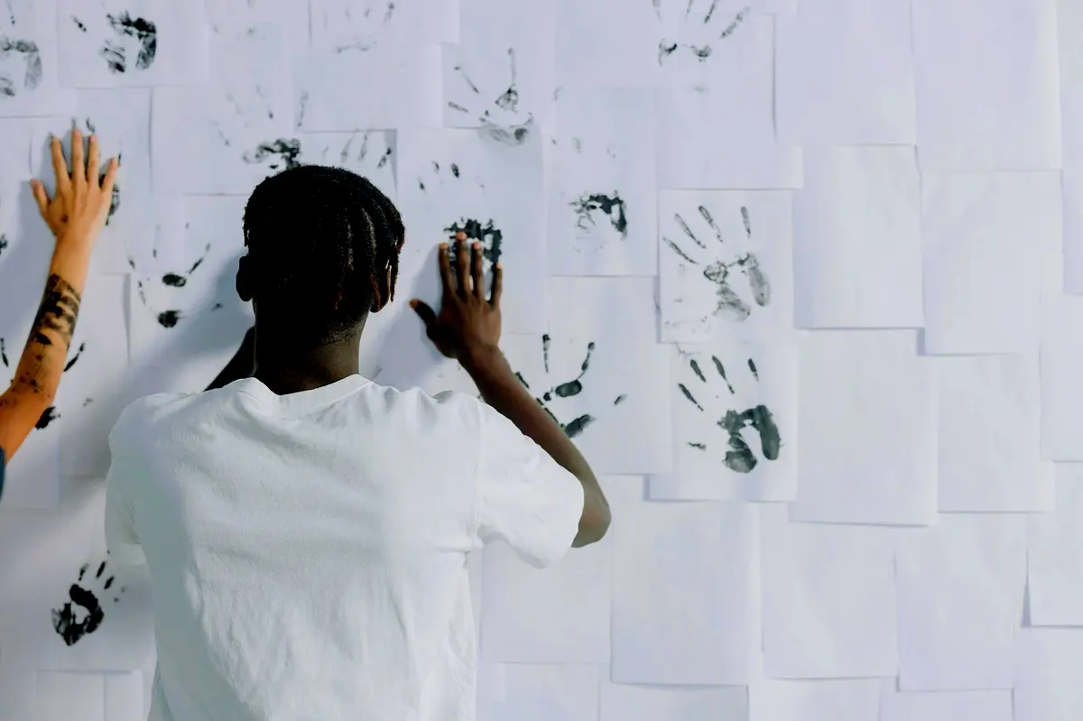 Stratégies d'implémentation identitaire dans Sebbar